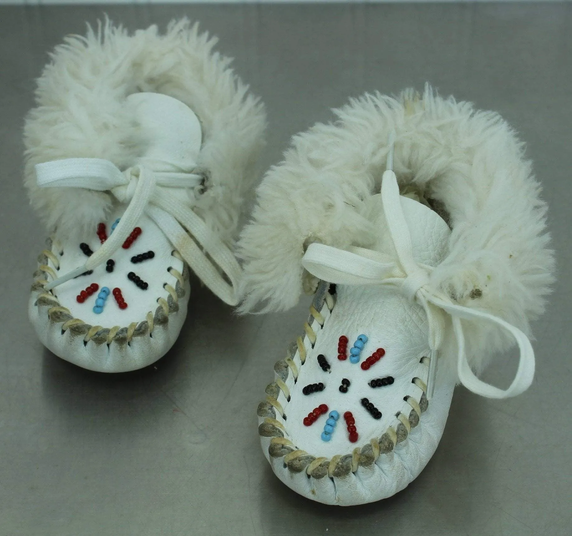 Minnetonka Vintage Infant Child Moccasins Fur Beaded Deerskin Leather Shoes 4 1/4" Sole