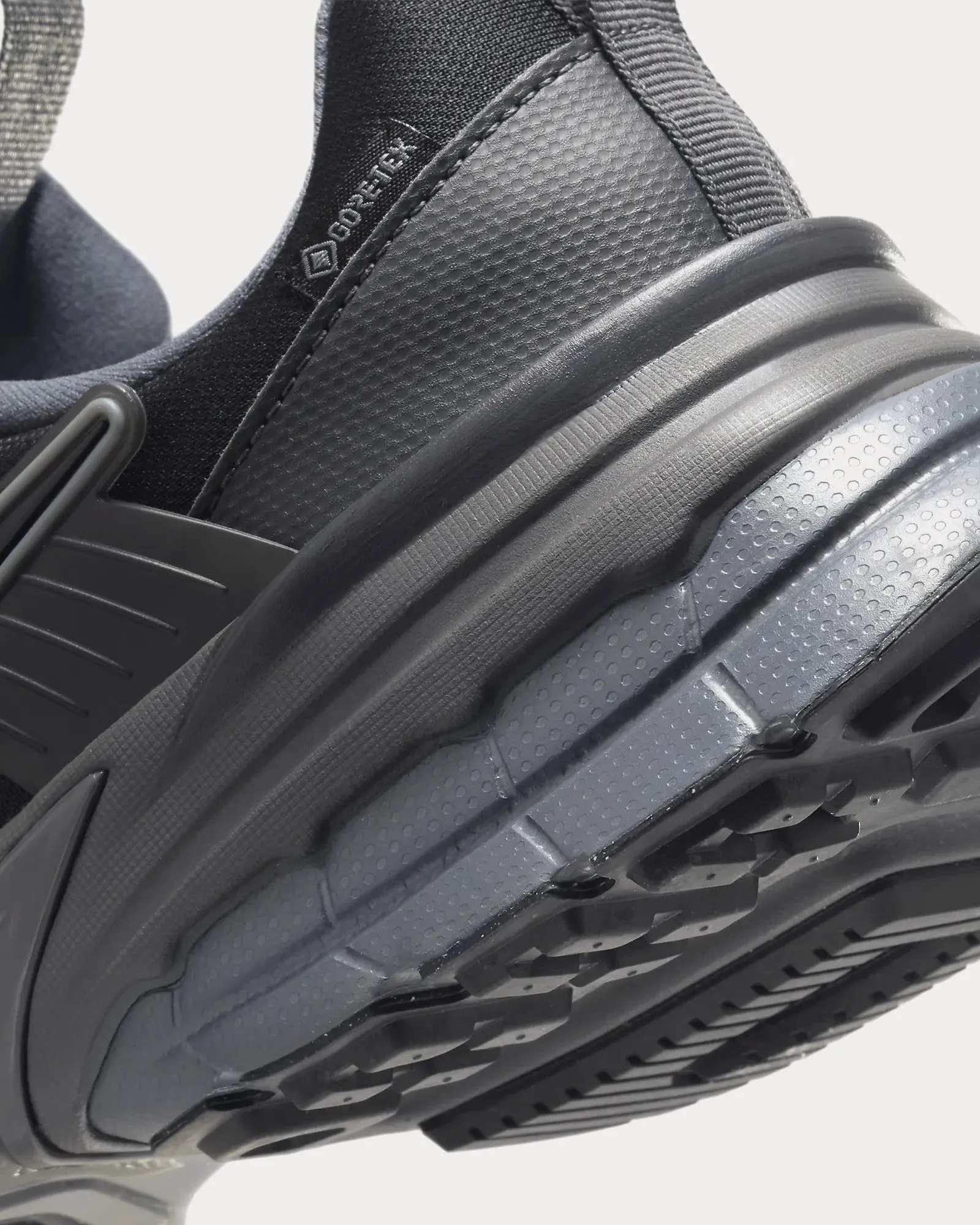 V2K Run Gore-Tex Black / Iron Grey / Medium Ash / Black Low Top Sneakers
